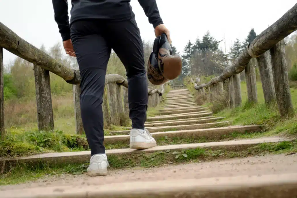 Een actieve bokscoaching sessie in de natuur bij Sportschool Herbert in Ede, waar persoonlijke groei centraal staat.