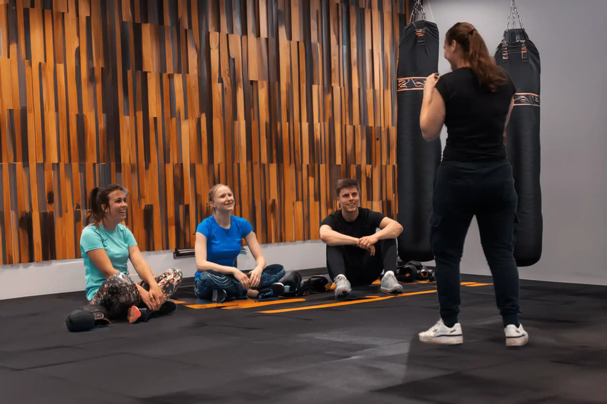 Groep sporters tijdens een bokscoaching sessie bij Sportschool Herbert in Ede, gericht op mentale veerkracht en persoonlijke groei.