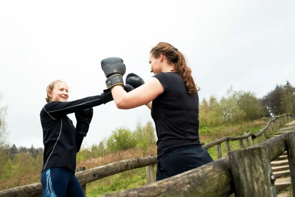 Een bokscoaching sessie in de buitenlucht bij Sportschool Herbert in Ede, waar mentale veerkracht en fysieke kracht samenkomen.