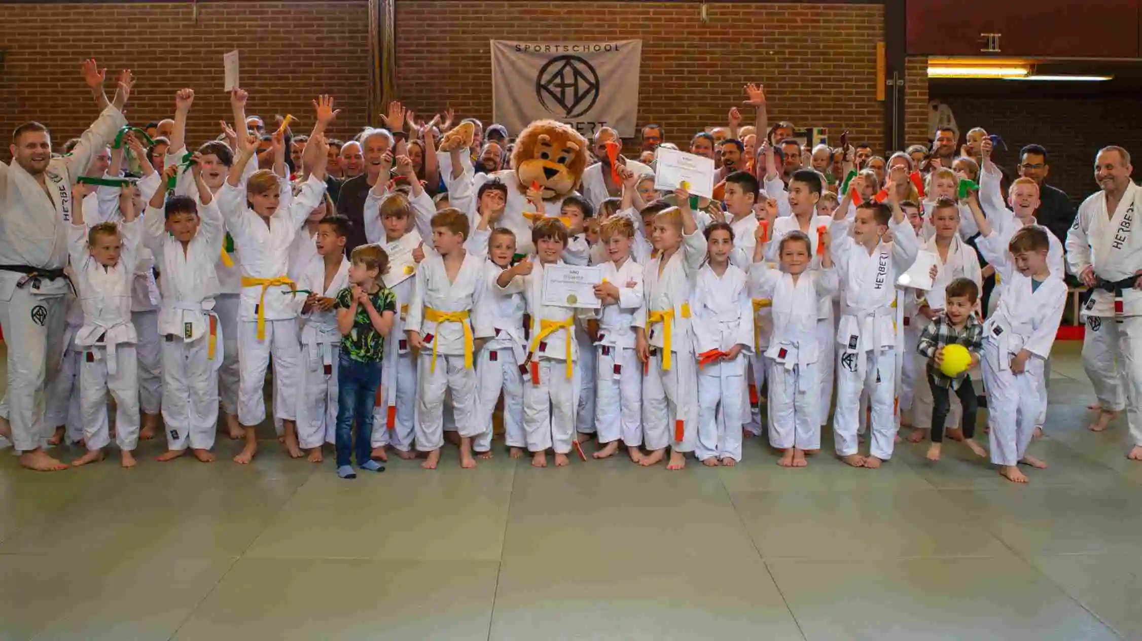 Groep kinderen tijdens Kids Judo les voor 7 tot 12 jaar bij Sportschool Herbert in Ede