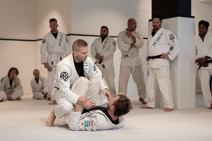 Brazilian Jiu-Jitsu: beheers dominante posities en effectieve transities 2 BJJ-sporter in dominante positie bij Sportschool Herbert in Ede