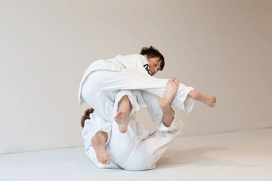 De Betekenis van 'OSS' en 'OSU' in Braziliaanse Jiu-Jitsu 2 BJJ-trainingspartners groeten elkaar bij Sportschool Herbert in Ede