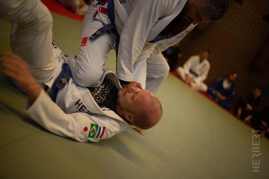 Ground-Fighting Positions in Jiu-Jitsu: Overzicht 1 Braziliaans Jiu-Jitsu sparren in grondgevecht bij Sportschool Herbert in Ede