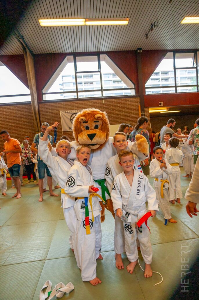 BJJ voor kinderen: waarom de zachte grondsport zo goed werkt 7 BJJ voor kinderen: waarom de zachte grondsport zo goed werkt – Sportschool Herbert Ede