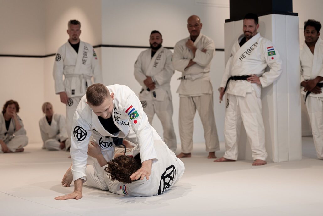 BJJ en zelfvertrouwen: hoe grondgevecht je mentaal sterker maakt 10 BJJ en zelfvertrouwen: hoe grondgevecht je mentaal sterker maakt – Sportschool Herbert Ede