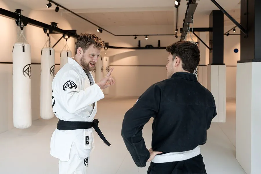 Braziliaans Jiu-Jitsu techniek op de mat bij Sportschool Herbert Ede Braziliaans Jiu-Jitsu techniek op de mat bij Sportschool Herbert Ede