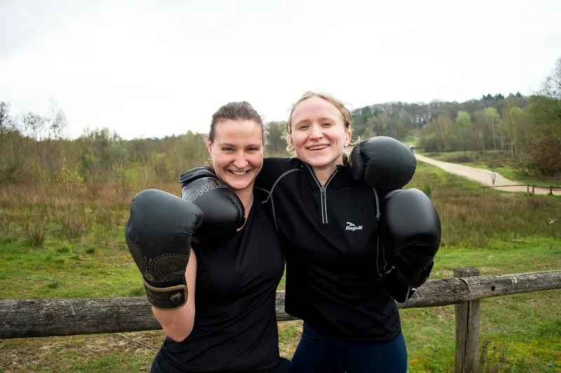 Zelfverdediging voor vrouwen in Ede 10 Twee lachende vrouwen met bokshandschoenen bij Sportschool Herbert in Ede