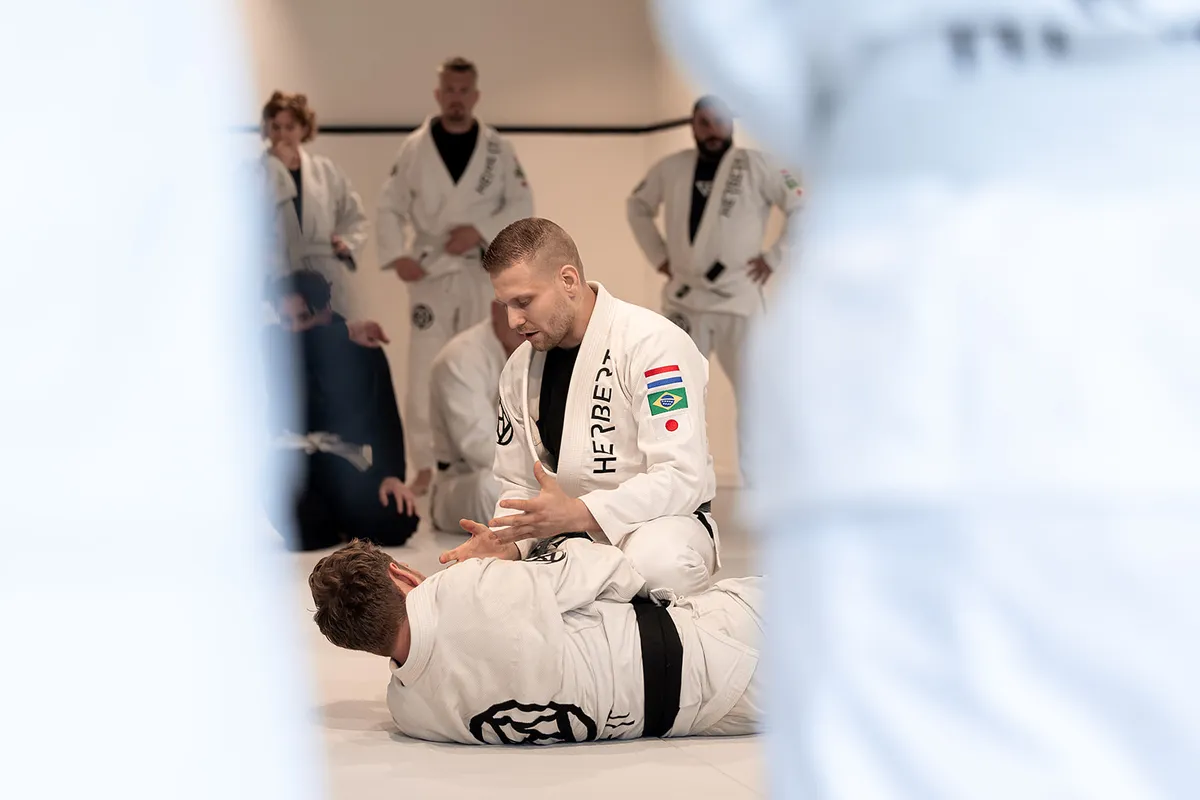 Braziliaans Jiu Jitsu 2 BJJ-instructie van een guard-techniek bij Sportschool Herbert Ede