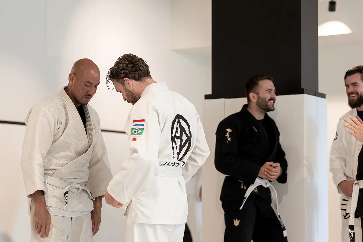 Braziliaans Jiu Jitsu 4 Braziliaans Jiu Jitsu sporters maken hun band vast bij Sportschool Herbert in Ede