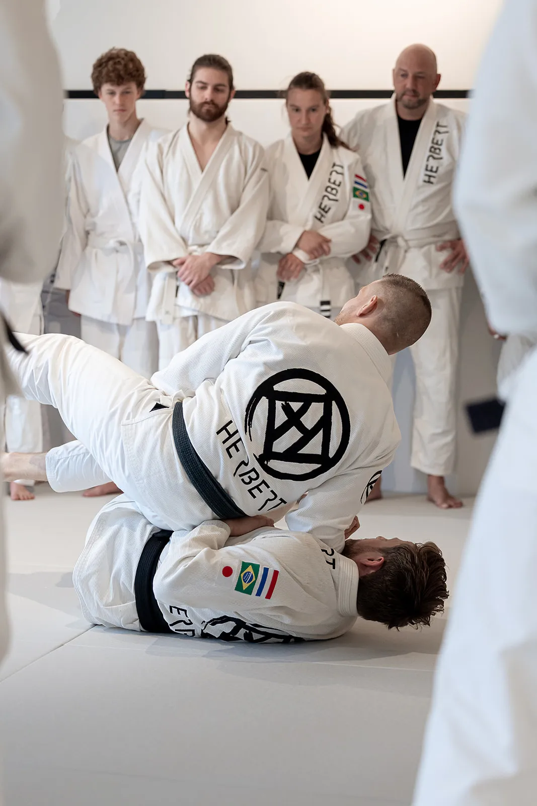Braziliaans Jiu Jitsu 6 BJJ-techniek gedemonstreerd terwijl leerlingen meekijken bij Sportschool Herbert in Ede