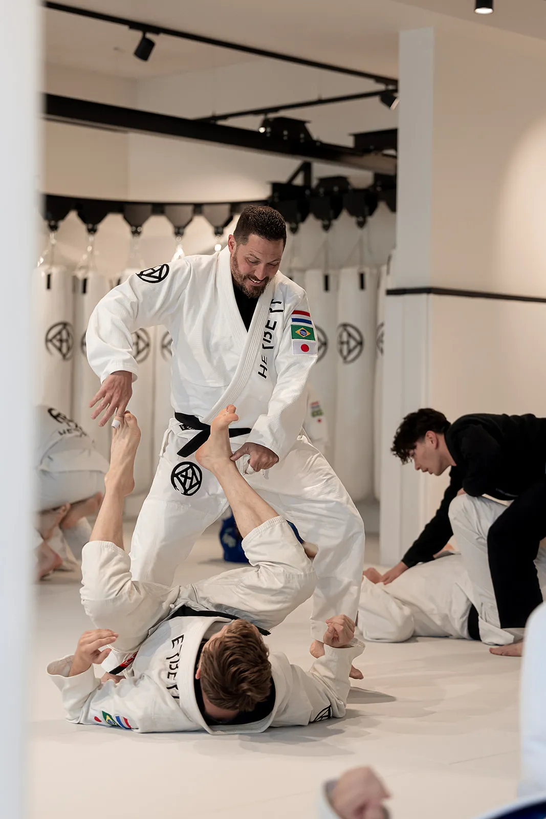 Braziliaans Jiu Jitsu 7 Instructeur passeert de guard tijdens BJJ-training bij Sportschool Herbert in Ede