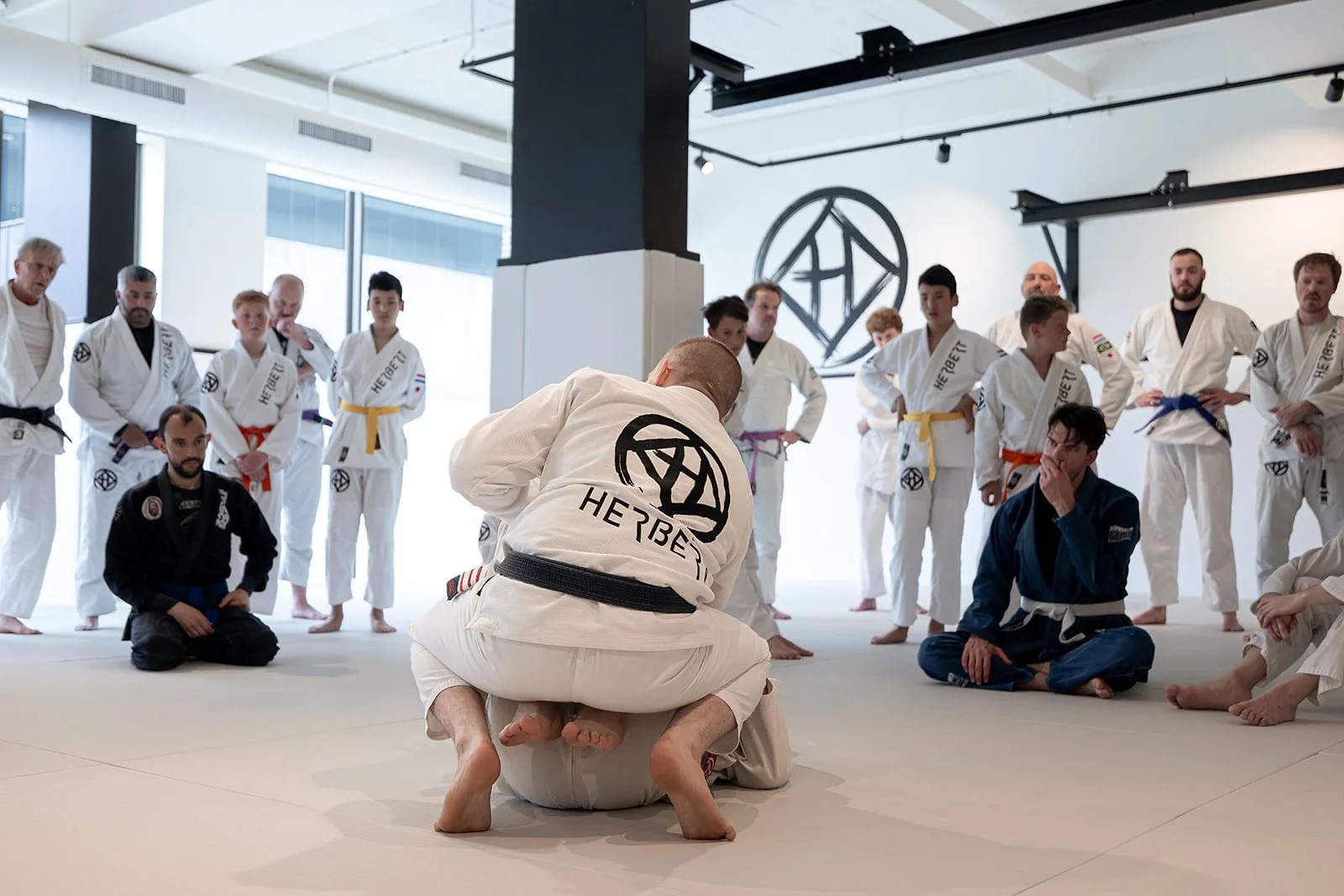 Judoka in witte judogi tijdens judoles bij Sportschool Herbert in Ede