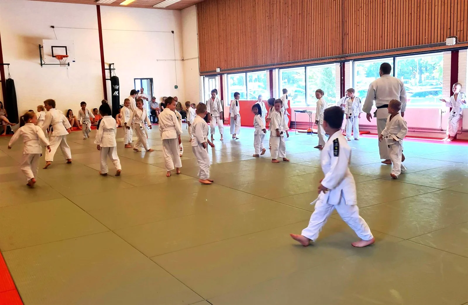 Kinderen oefenen judotechniek op de tatami bij Sportschool Herbert in Ede