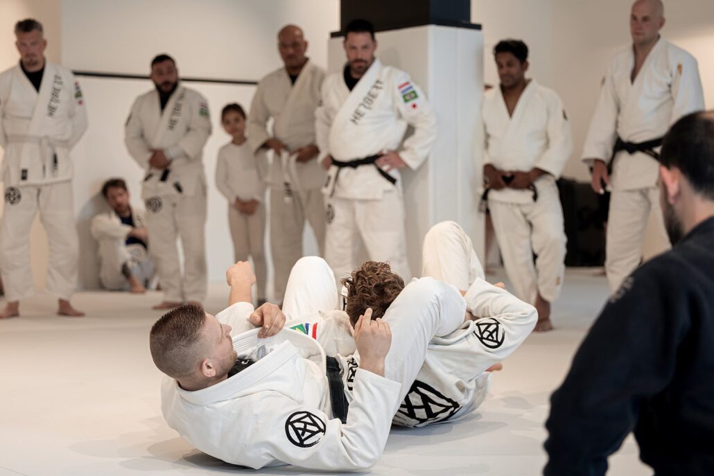 De cross collar choke in BJJ: submission uitgelegd 1 De cross collar choke in BJJ: submission uitgelegd – Sportschool Herbert Ede