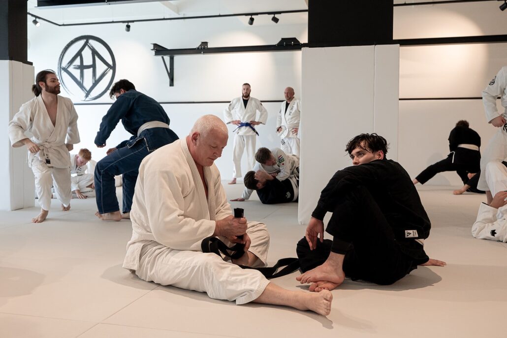 De flower sweep in BJJ: zo draai je de rollen om 1 De flower sweep in BJJ: zo draai je de rollen om – Sportschool Herbert Ede