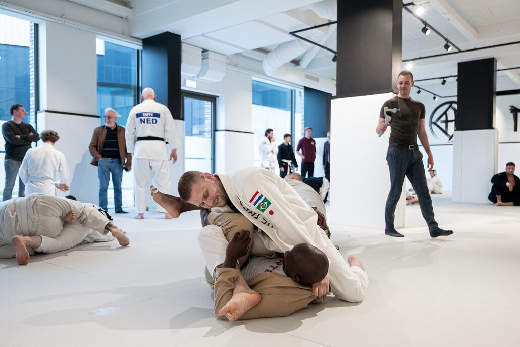 De hip bump sweep in BJJ: zo draai je de rollen om 1 De hip bump sweep in BJJ: zo draai je de rollen om – Sportschool Herbert Ede