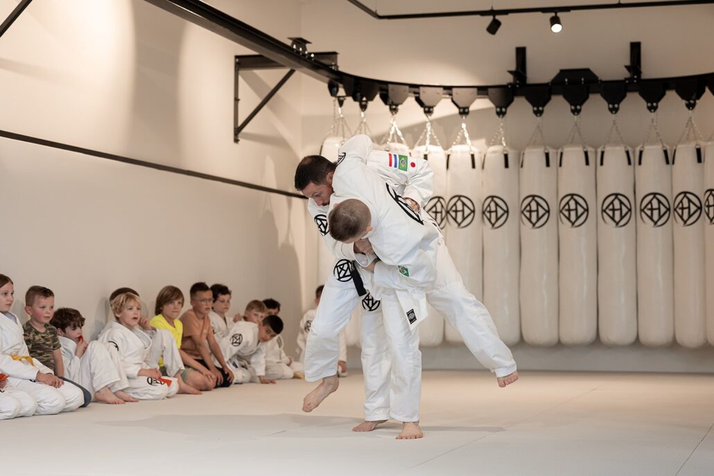 De zwarte band in judo: eisen, betekenis en tips 8 De zwarte band in judo: eisen, betekenis en tips – Sportschool Herbert Ede