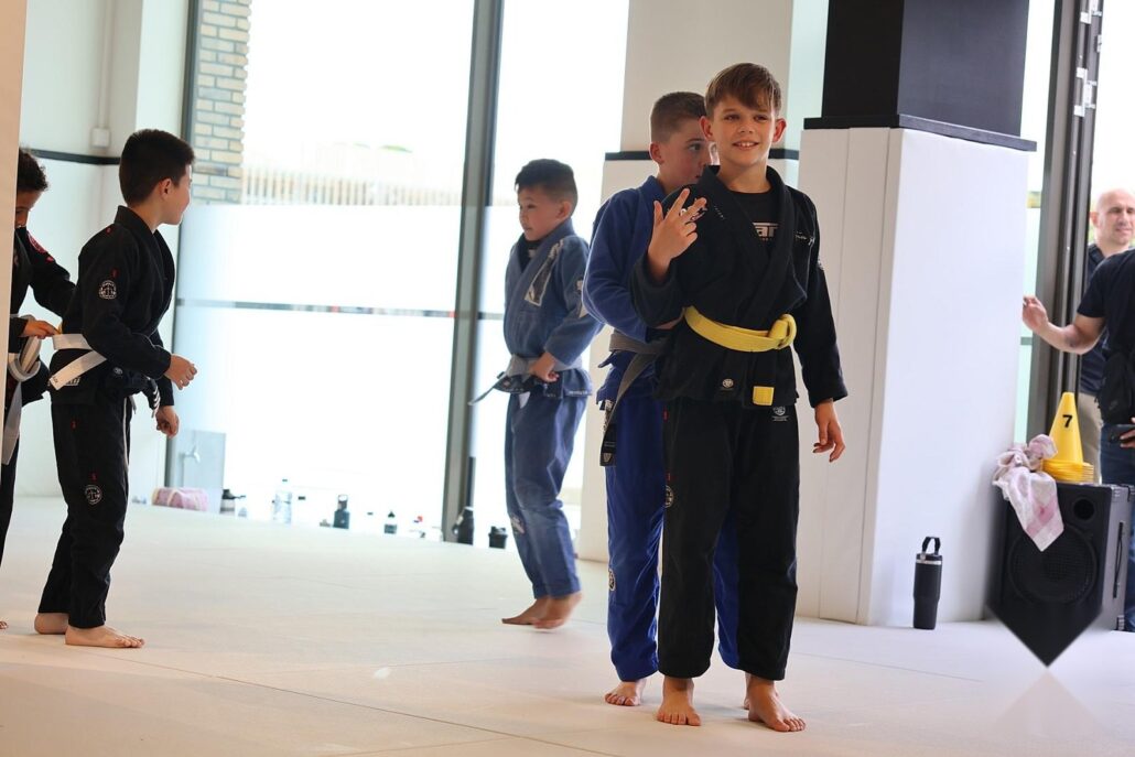 Hoe knoop je een judoband correct 4 Hoe knoop je een judoband correct – Sportschool Herbert Ede