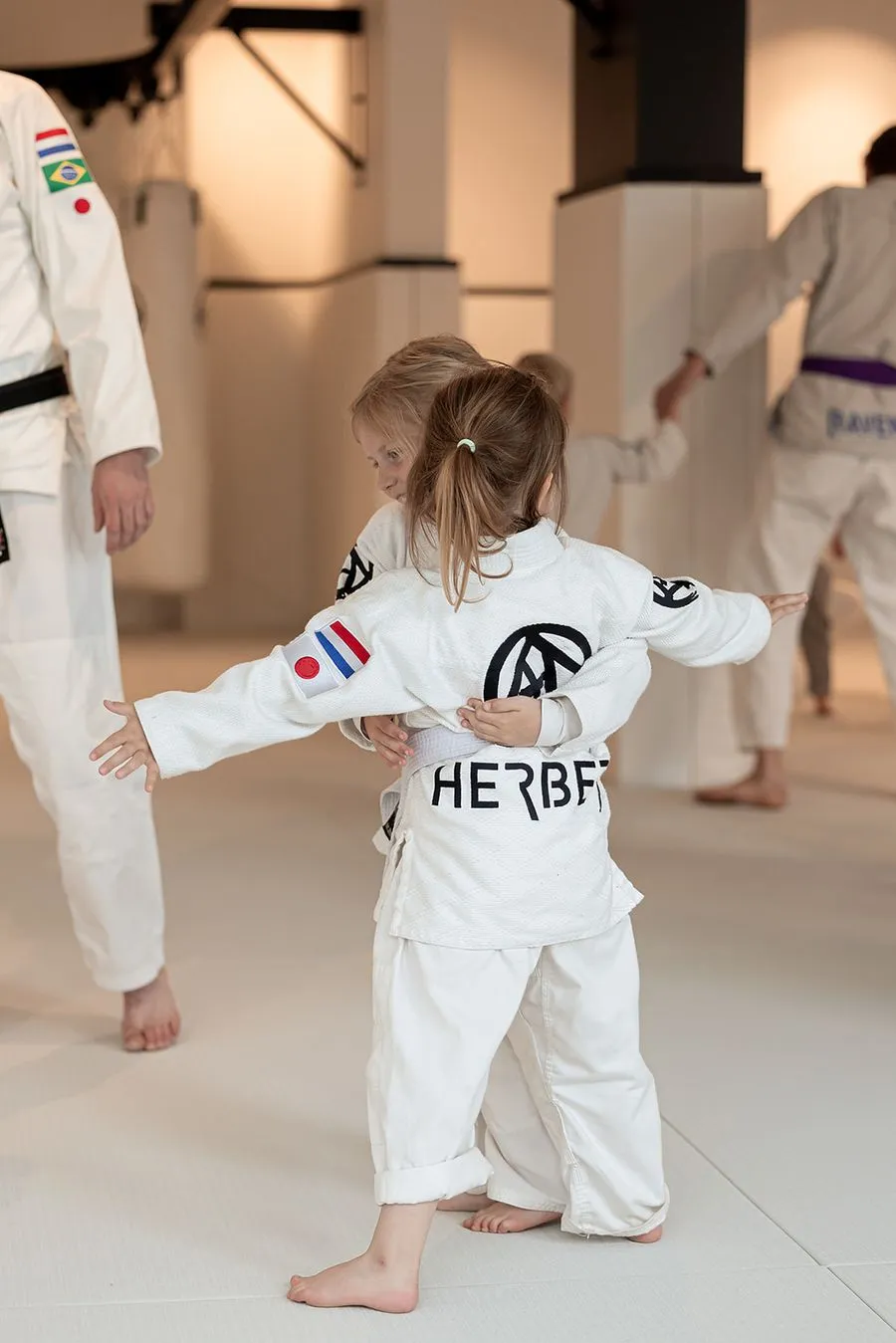 O-soto-gari: Een Klassieke Judoworp voor Ieders Arsenaal 3 Judoka werkt aan balans en timing tijdens de judotraining