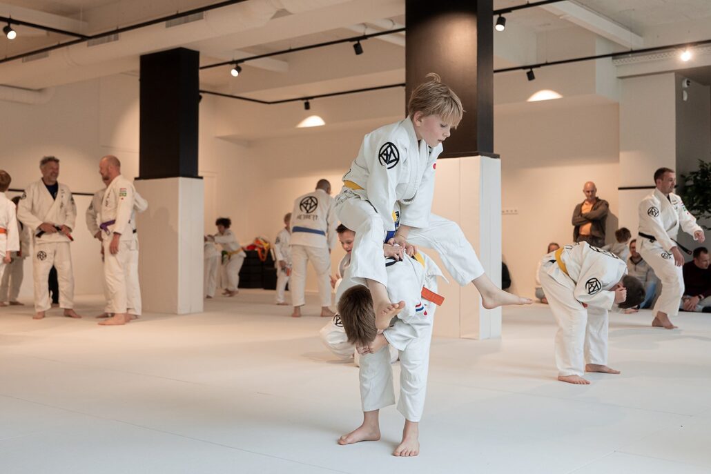 Verlegen kind? Zo helpt judo bij zelfvertrouwen (7-14 jaar) 1 Verlegen kind Zo helpt judo bij zelfvertrouwen (7-14 jaar) – Sportschool Herbert Ede