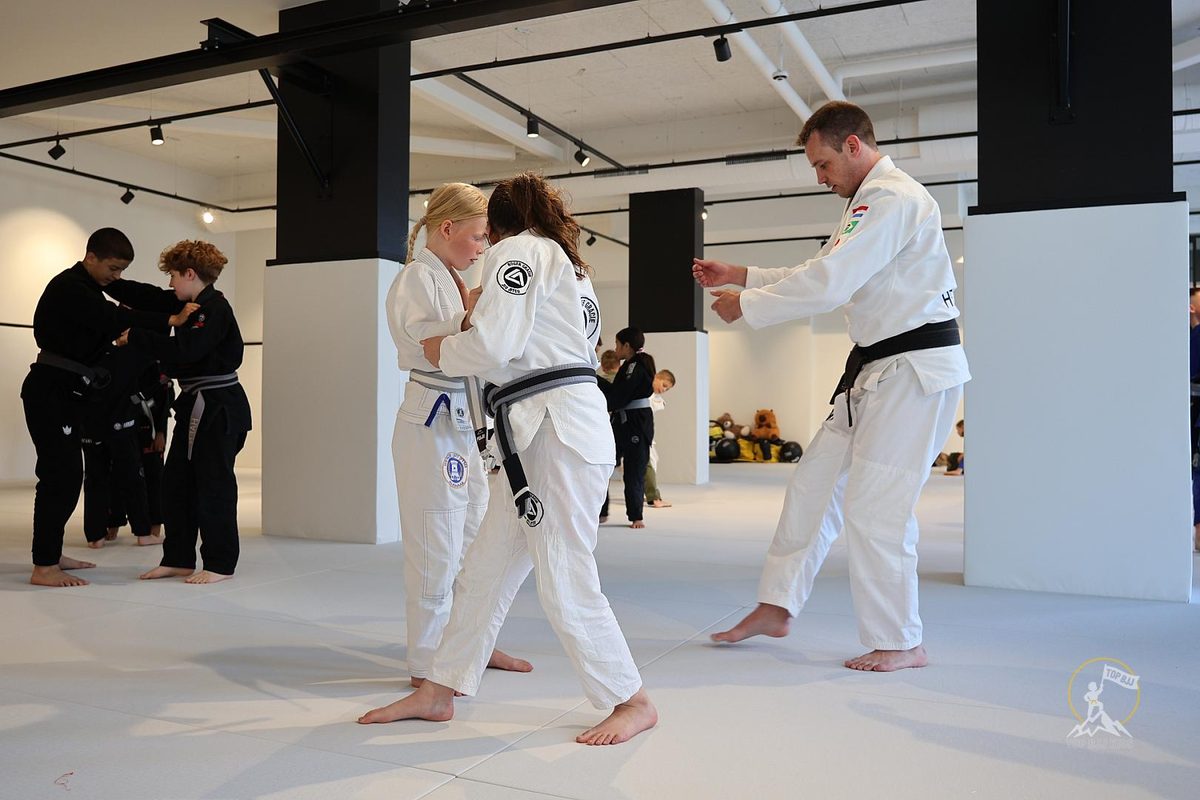 Judoworpen: overzicht van de bekendste worpen 1 Judoka's oefenen een worp op de mat bij Sportschool Herbert in Ede onder begeleiding van de docent