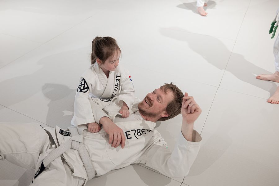 Jeugdjudoka oefent een worp tijdens kids judo in Ede Jeugdjudoka oefent een worp tijdens kids judo in Ede
