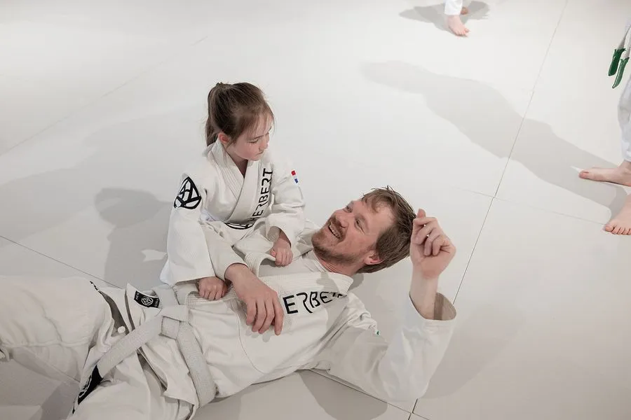 Jeugdjudoka oefent een worp tijdens kids judo in Ede Jeugdjudoka oefent een worp tijdens kids judo in Ede