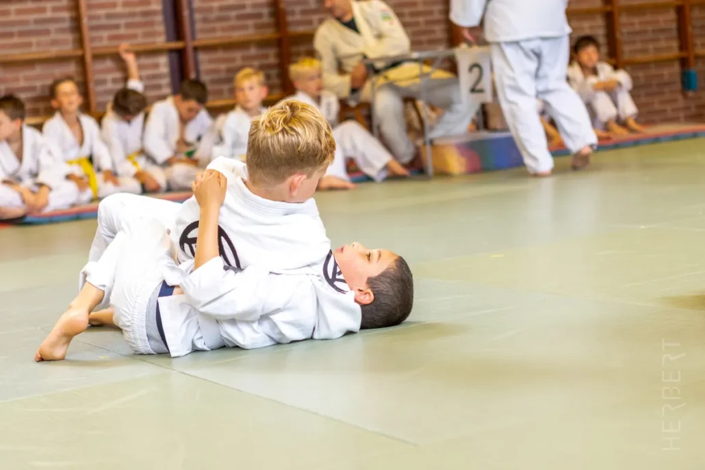 Kinderen tijdens kids judo bij Sportschool Herbert in Ede