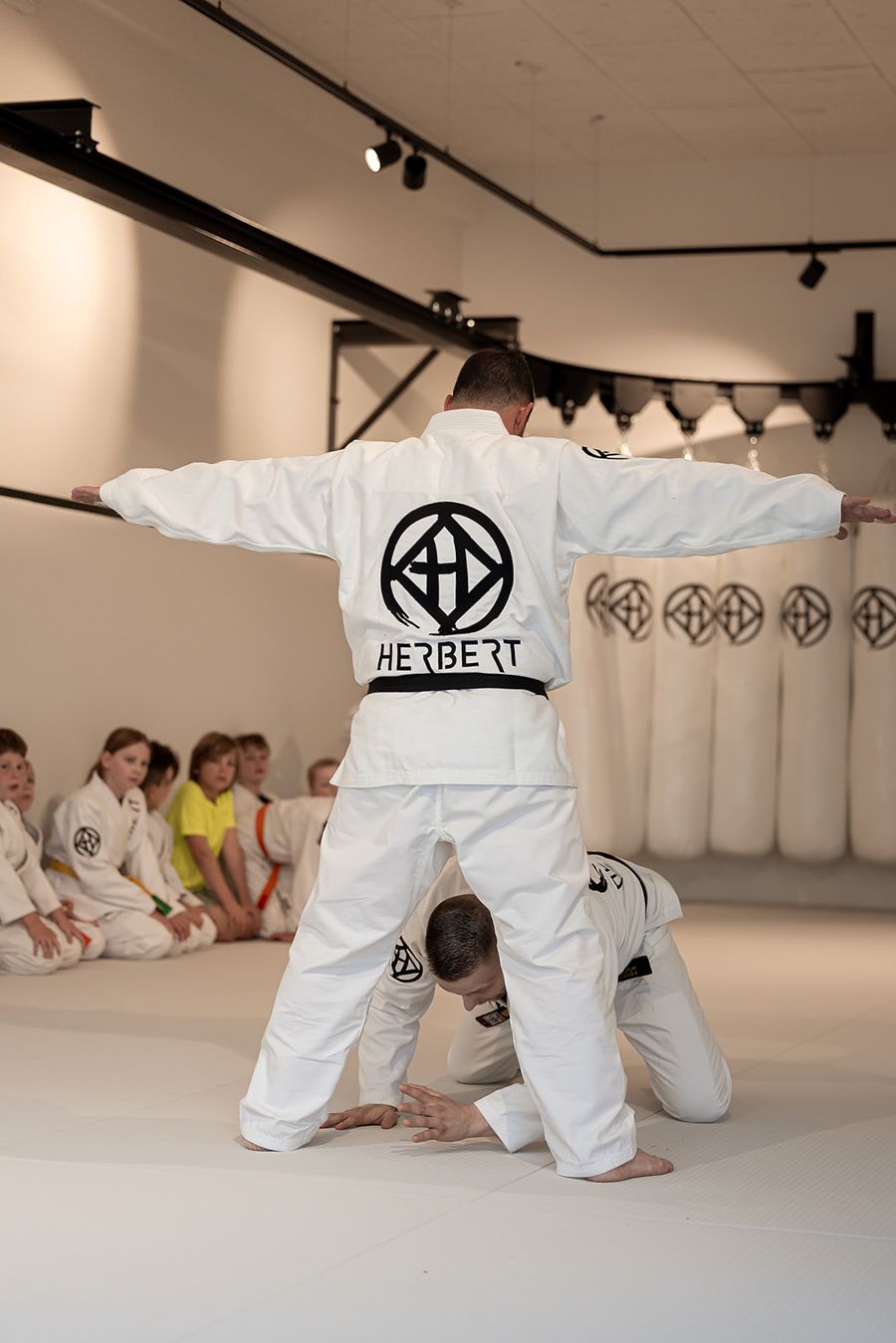 Wat kids judo jouw kind brengt bij Sportschool Herbert in Ede 2 Kinderen oefenen judotechniek bij Sportschool Herbert in Ede