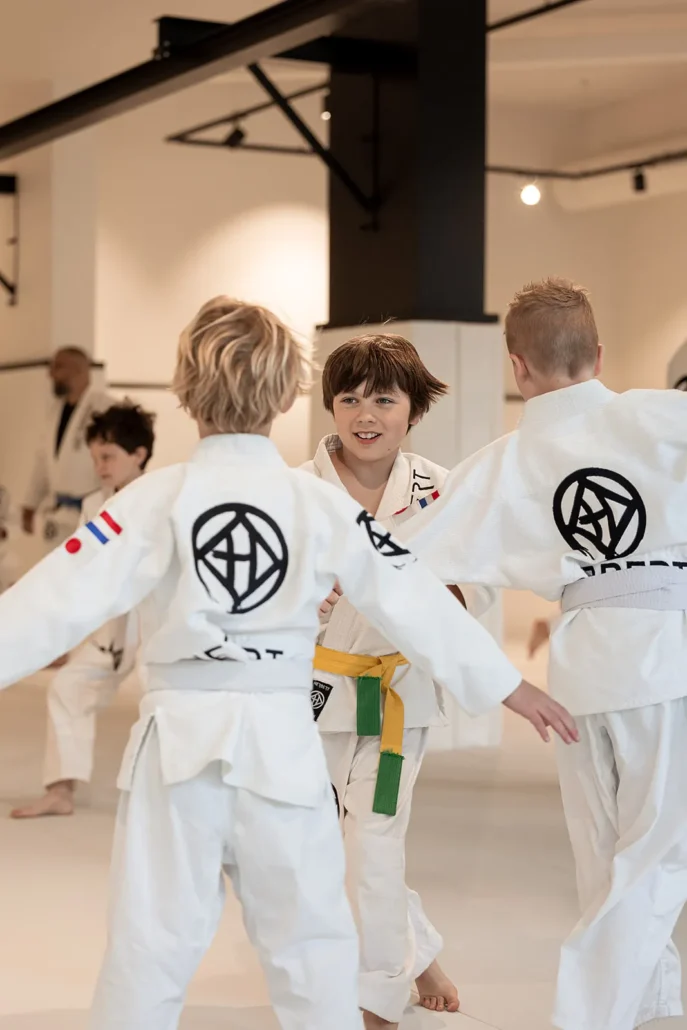 Lachende jongen tijdens kids judo bij Sportschool Herbert in Ede