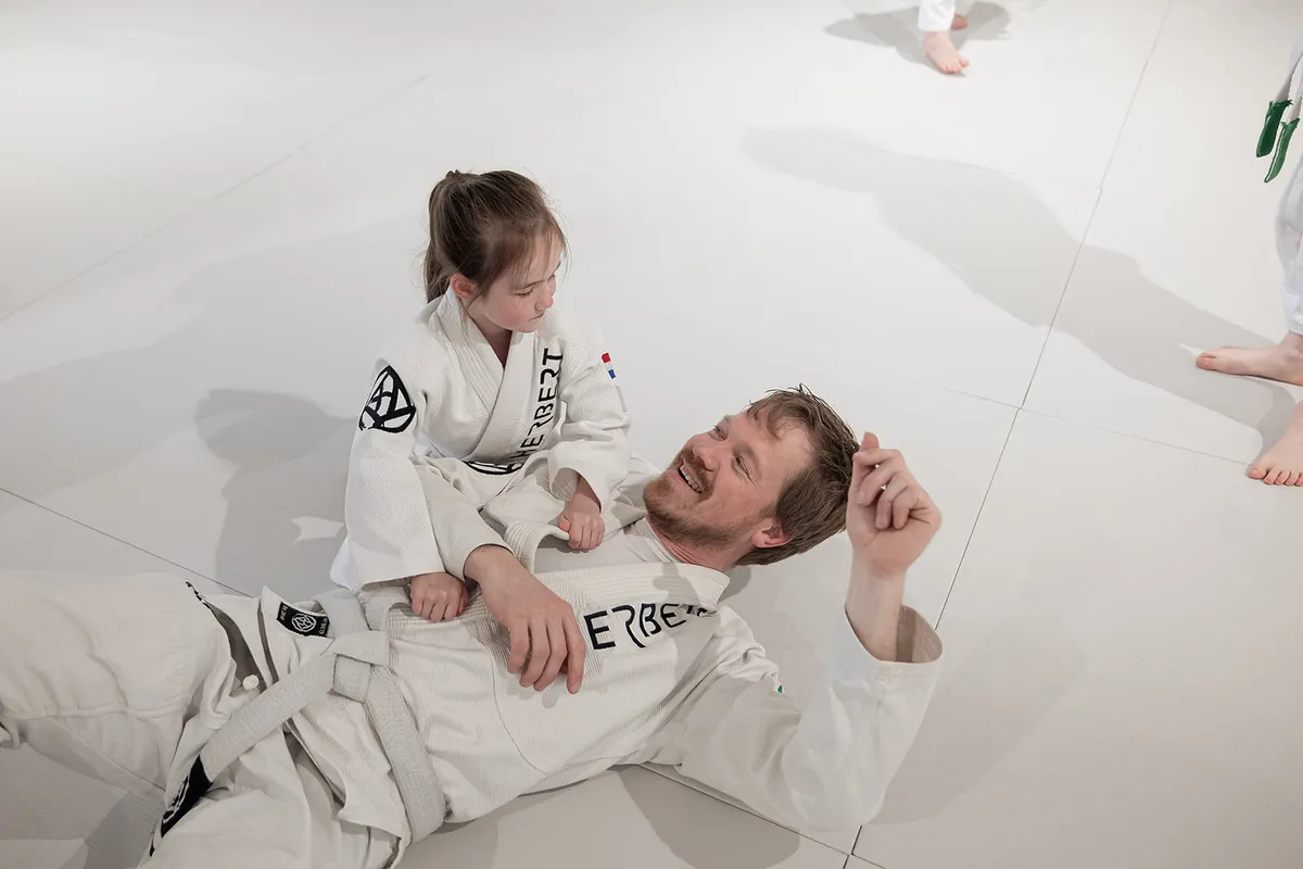 Kids Judo 3 Jong meisje en coach tijdens kids judo in Ede