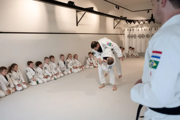 Kinderen oefenen een judoworp tijdens Kids Judo in de nieuwe judozaal van Sportschool Herbert in Ede