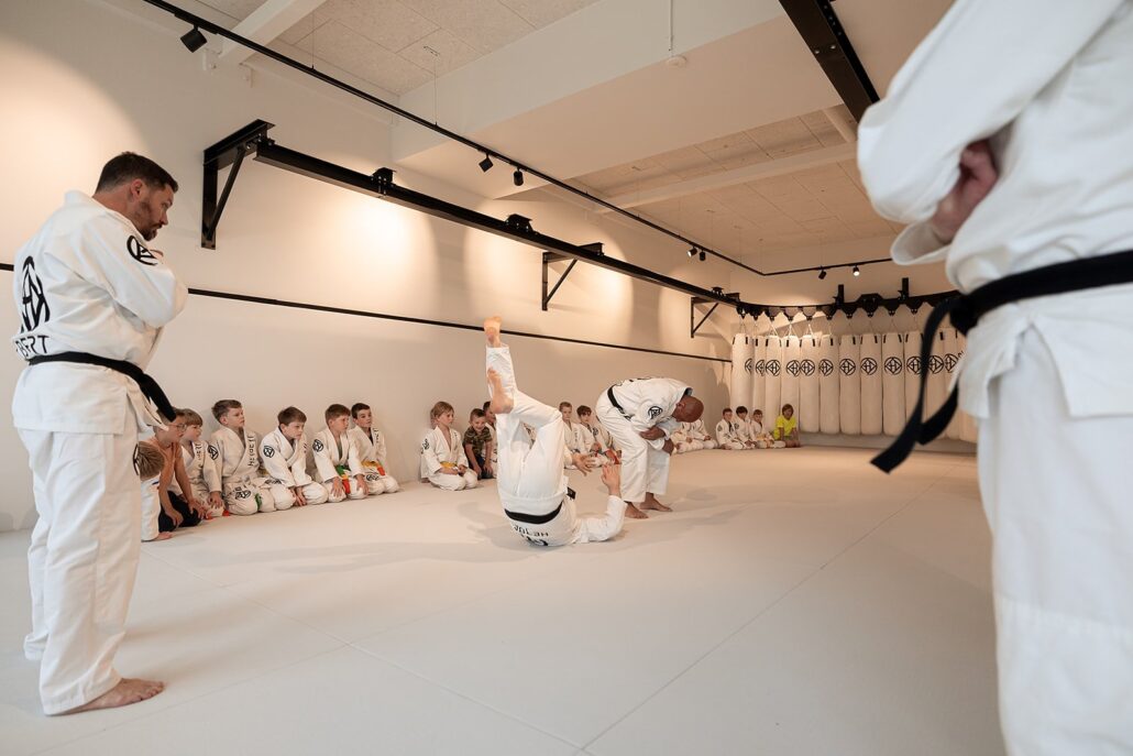 Koshi-guruma: zo werkt deze judoworp (uitleg + tips) 9 Koshi-guruma: zo werkt deze judoworp (uitleg + tips) – Sportschool Herbert Ede