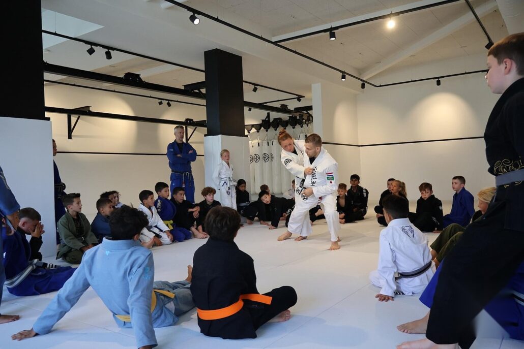 Kuzure-kesa-gatame: deze judo-houdgreep uitgelegd 8 Kuzure-kesa-gatame: deze judo-houdgreep uitgelegd – Sportschool Herbert Ede