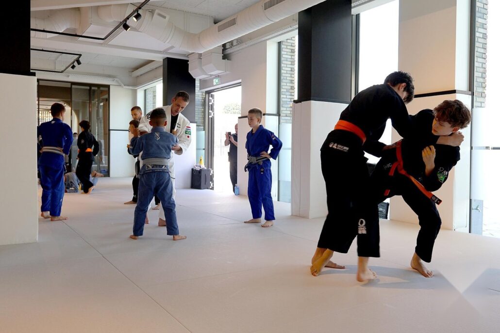Osoto-gari: zo werkt deze judoworp (uitleg + tips) 4 Osoto-gari: zo werkt deze judoworp (uitleg + tips) – Sportschool Herbert Ede