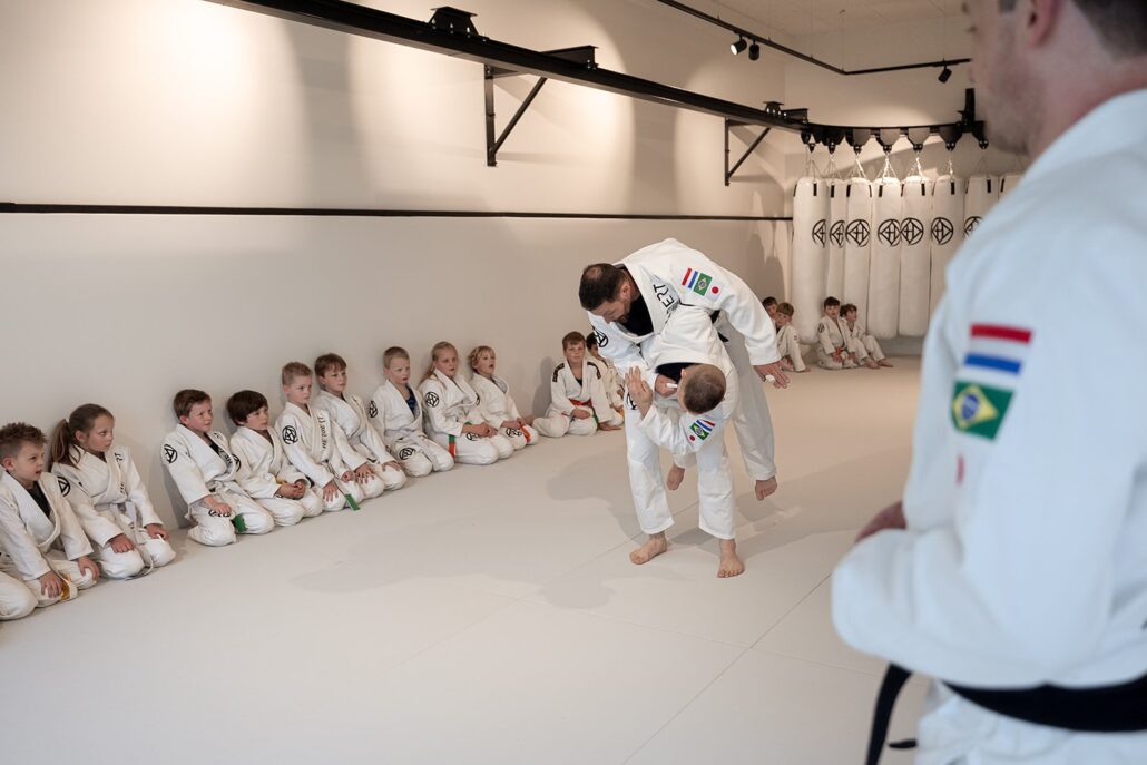 Ouchi-gari: zo werkt deze judoworp (uitleg + tips) 6 Ouchi-gari: zo werkt deze judoworp (uitleg + tips) – Sportschool Herbert Ede