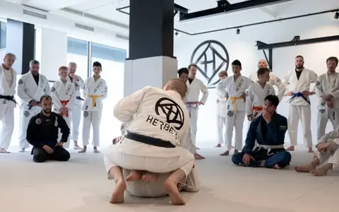 Overzicht Lessen 9 Judoka in witte judogi tijdens judoles voor volwassenen bij Sportschool Herbert in Ede