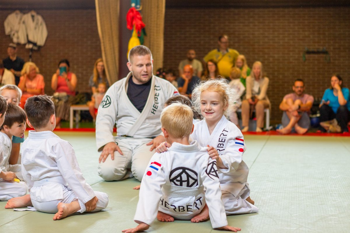 Peuterjudo en kleuterjudo: spelenderwijs de eerste sport (3-6 jaar) 1 Kleuters oefenen spelenderwijs judo op de mat tijdens een Tuimel Judo-les bij Sportschool Herbert in Ede