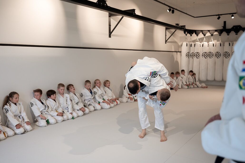 Seoi-otoshi: zo werkt deze judoworp (uitleg + tips) 7 Seoi-otoshi: zo werkt deze judoworp (uitleg + tips) – Sportschool Herbert Ede