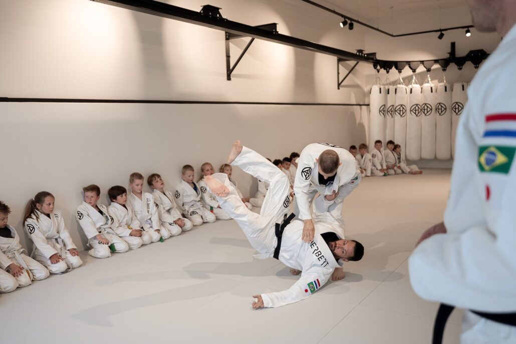 Tai-otoshi: zo werkt deze judoworp (uitleg + tips) 2 Tai-otoshi: zo werkt deze judoworp (uitleg + tips) – Sportschool Herbert Ede