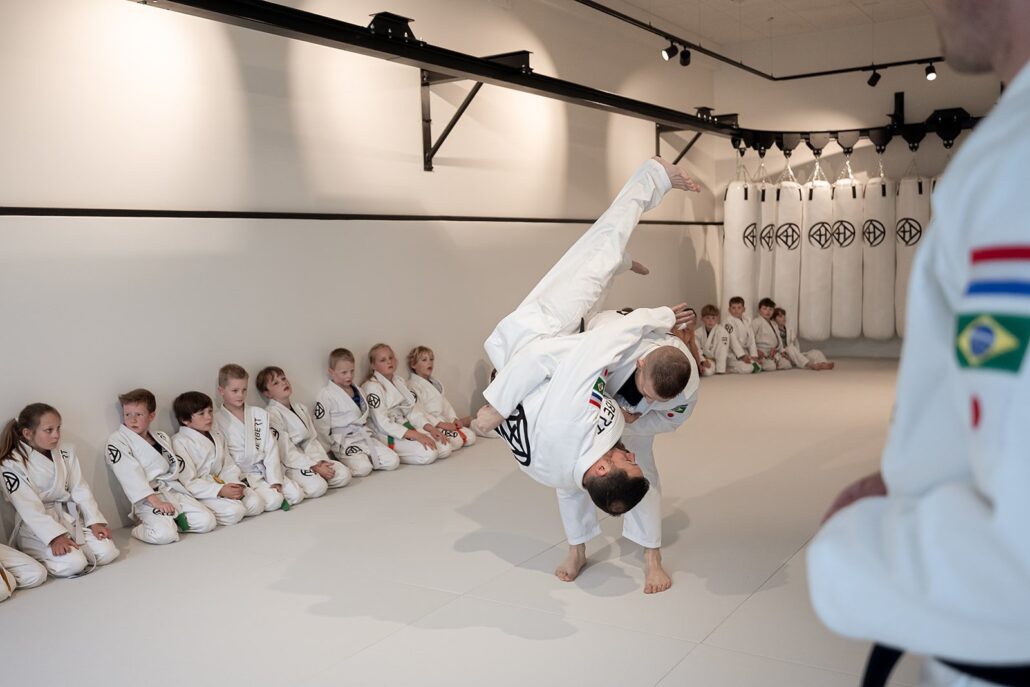 Tomoe-nage: zo werkt deze judoworp (uitleg + tips) 8 Tomoe-nage: zo werkt deze judoworp (uitleg + tips) – Sportschool Herbert Ede