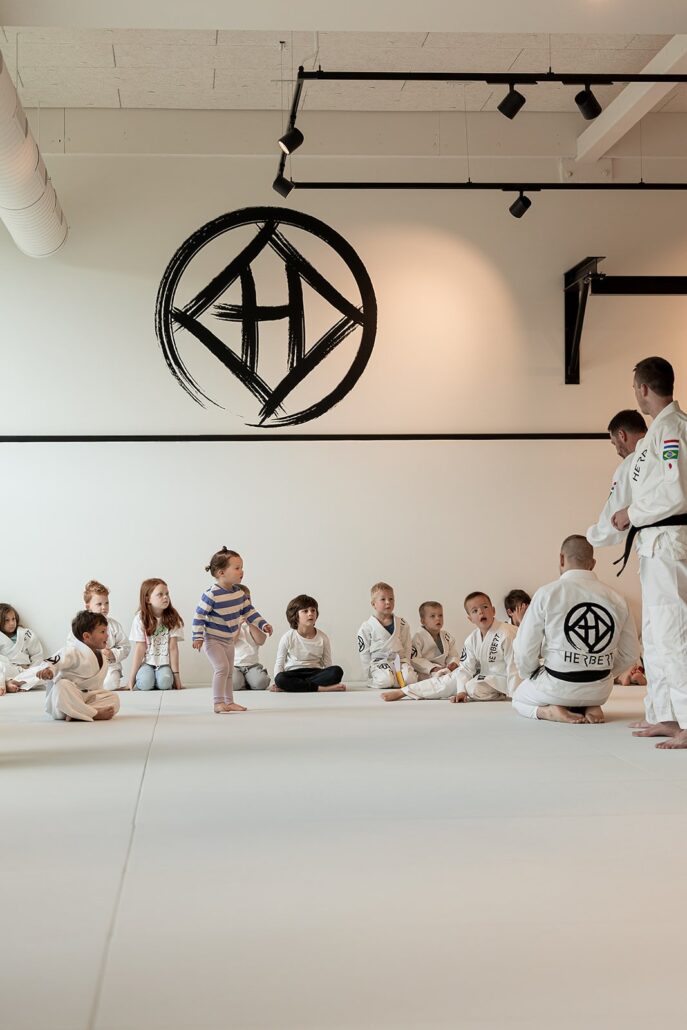 Zo ziet een Tuimel Judo-les eruit: 45 minuten stap voor stap 2 Zo ziet een Tuimel Judo-les eruit: 45 minuten stap voor stap – Sportschool Herbert Ede