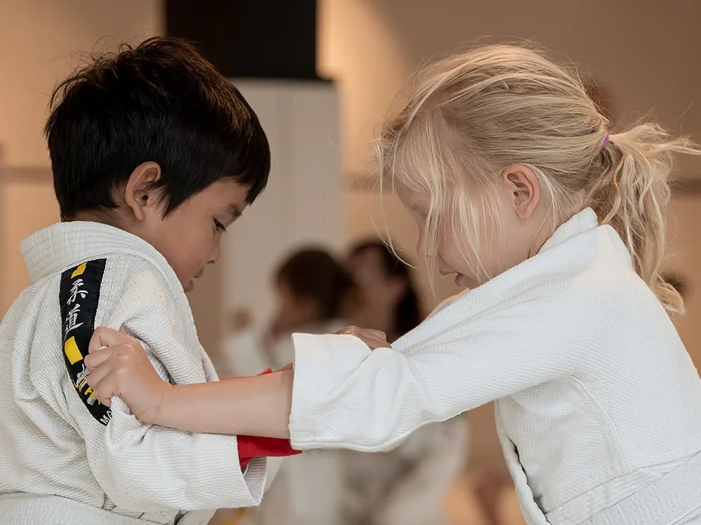 Tuimel Judo 2 Twee kleuters pakken elkaars judopak vast tijdens Tuimel Judo bij Sportschool Herbert in Ede