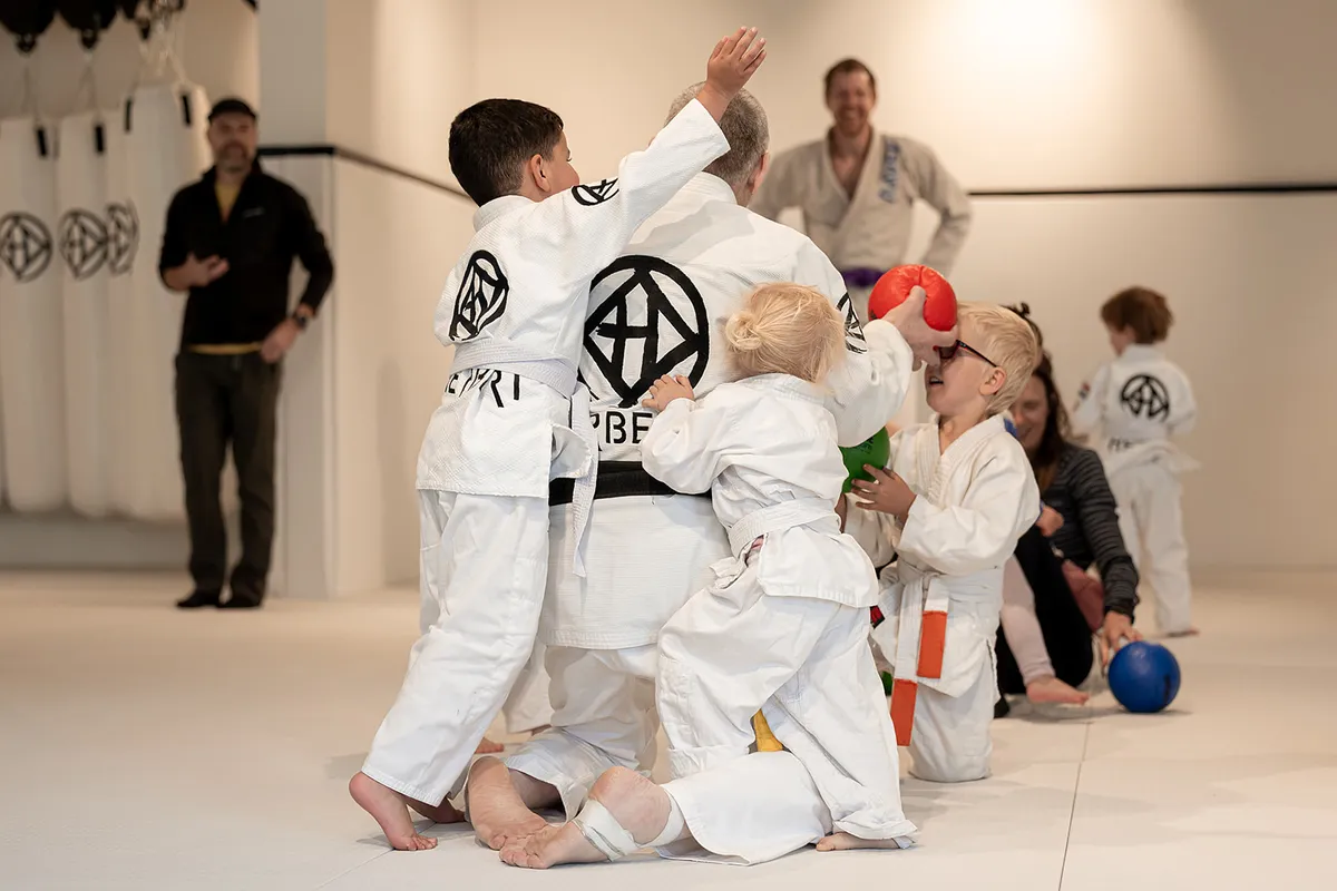 Tuimel Judo 3 Kleuters spelen samen tijdens tuimeljudo in Ede