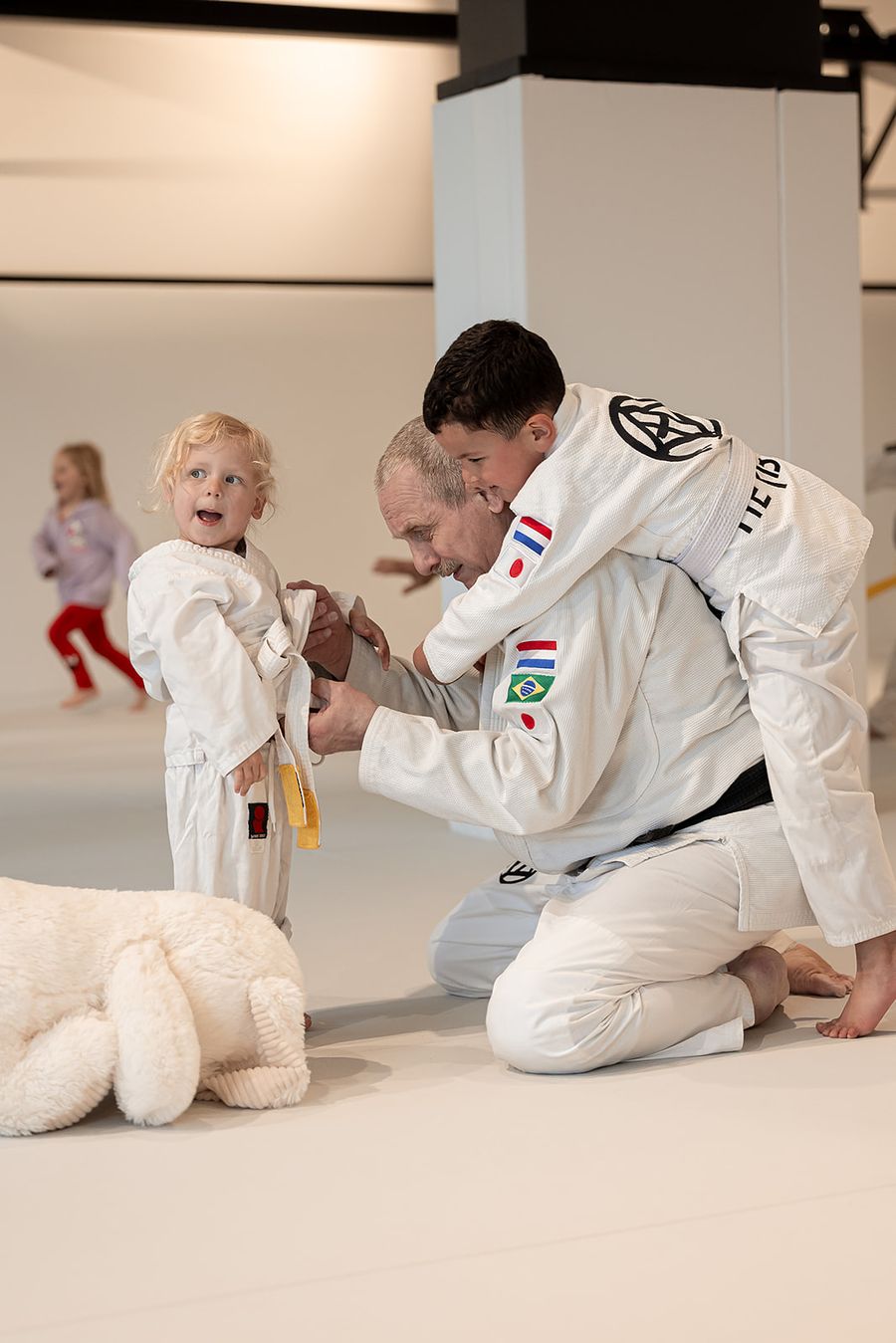 Kleuter oefent een judo-oefening tijdens tuimeljudo in Ede Kleuter oefent een judo-oefening tijdens tuimeljudo in Ede