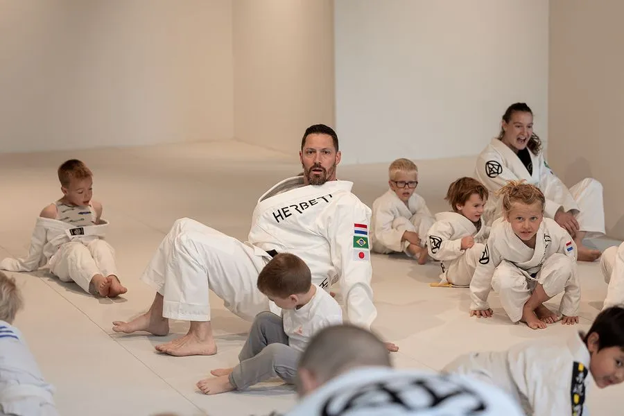 Tuimeljudo les met ouder en kind bij Sportschool Herbert Ede Tuimeljudo les met ouder en kind bij Sportschool Herbert Ede