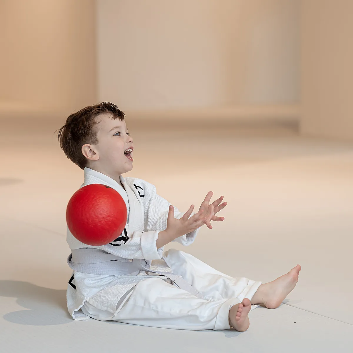 Tuimeljudo: alles wat ouders willen weten (3-6 jaar) 1 Tuimeljudo-les: peuters oefenen spelenderwijs balans en bewegen op de judomat