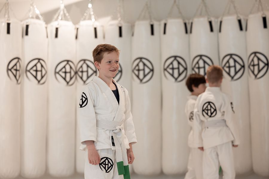 Jonge judoka in judogi tijdens de judotraining bij Sportschool Herbert in Ede Jonge judoka in judogi tijdens de judotraining bij Sportschool Herbert in Ede