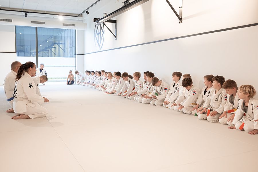 Judogroep groet elkaar aan het begin van de judoles in Ede Judogroep groet elkaar aan het begin van de judoles in Ede