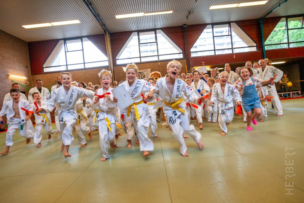 Te veel schermtijd, weinig beweging of overgewicht: welke sport helpt je kind op weg? 3 Te veel schermtijd, weinig beweging of overgewicht: welke sport helpt je kind op weg – Sportschool Herbert Ede